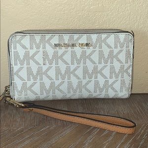 Michael Kors Logo Smartphone Wristlet